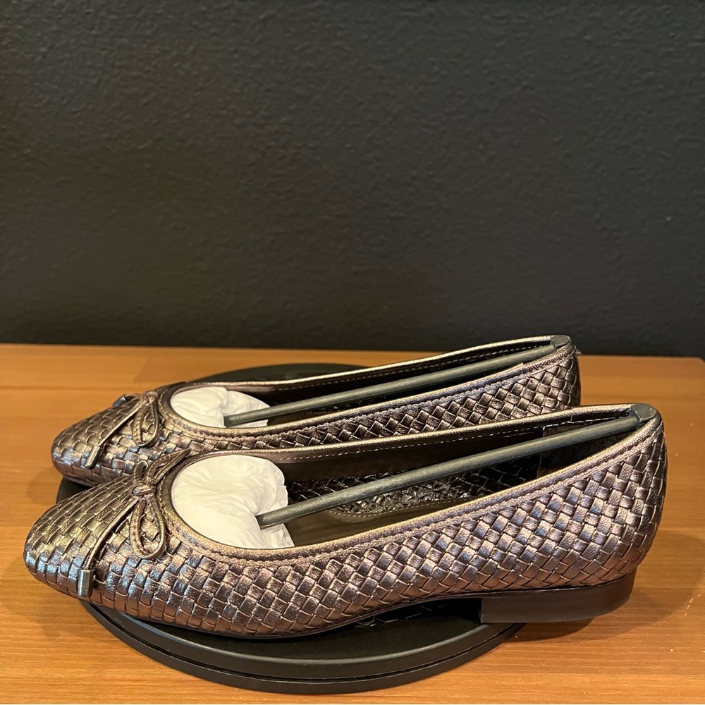 Donald Pliner Women’s Pewter Metallic Woven Juliet 25 Slip On Flats Size 5.5 M